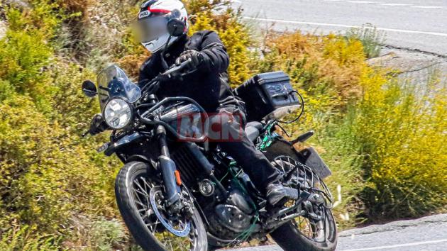 Νέο Himalayan 450: Το πρώτο Royal Enfield με υδρόψυκτο κινητήρα (spy photos)